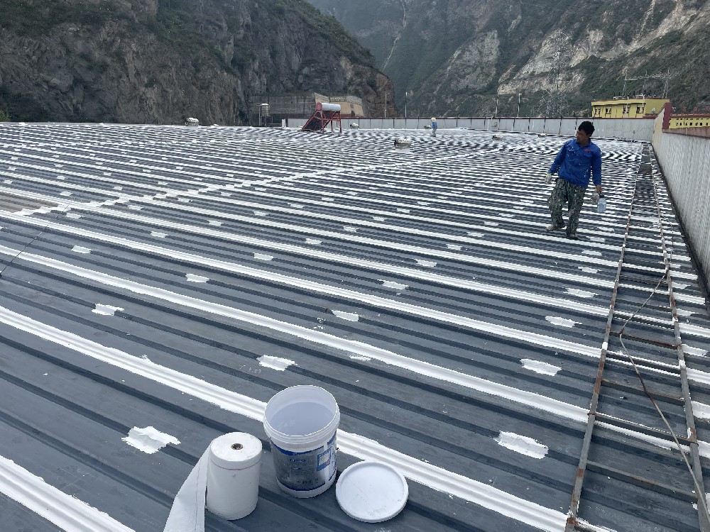 彩鋼屋面漏水怎么辦？采用SYR金屬屋面防水涂料配合專用縫織聚酯布施工處理是一種有效的方式