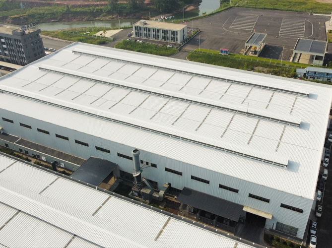 鋼結構廠房彩鋼頂漏雨治理技術解析：SYR金屬屋面無縫防水系統的應用與優勢